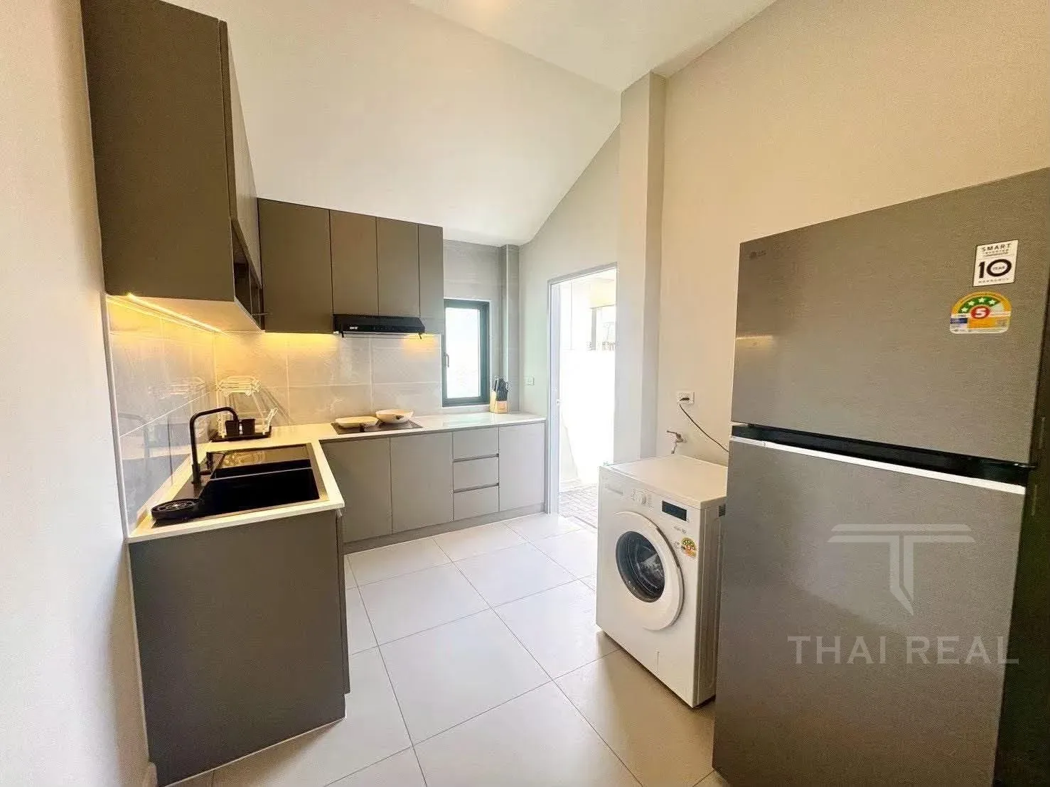 FullRich 3-Bed House with Facilities – photo 3