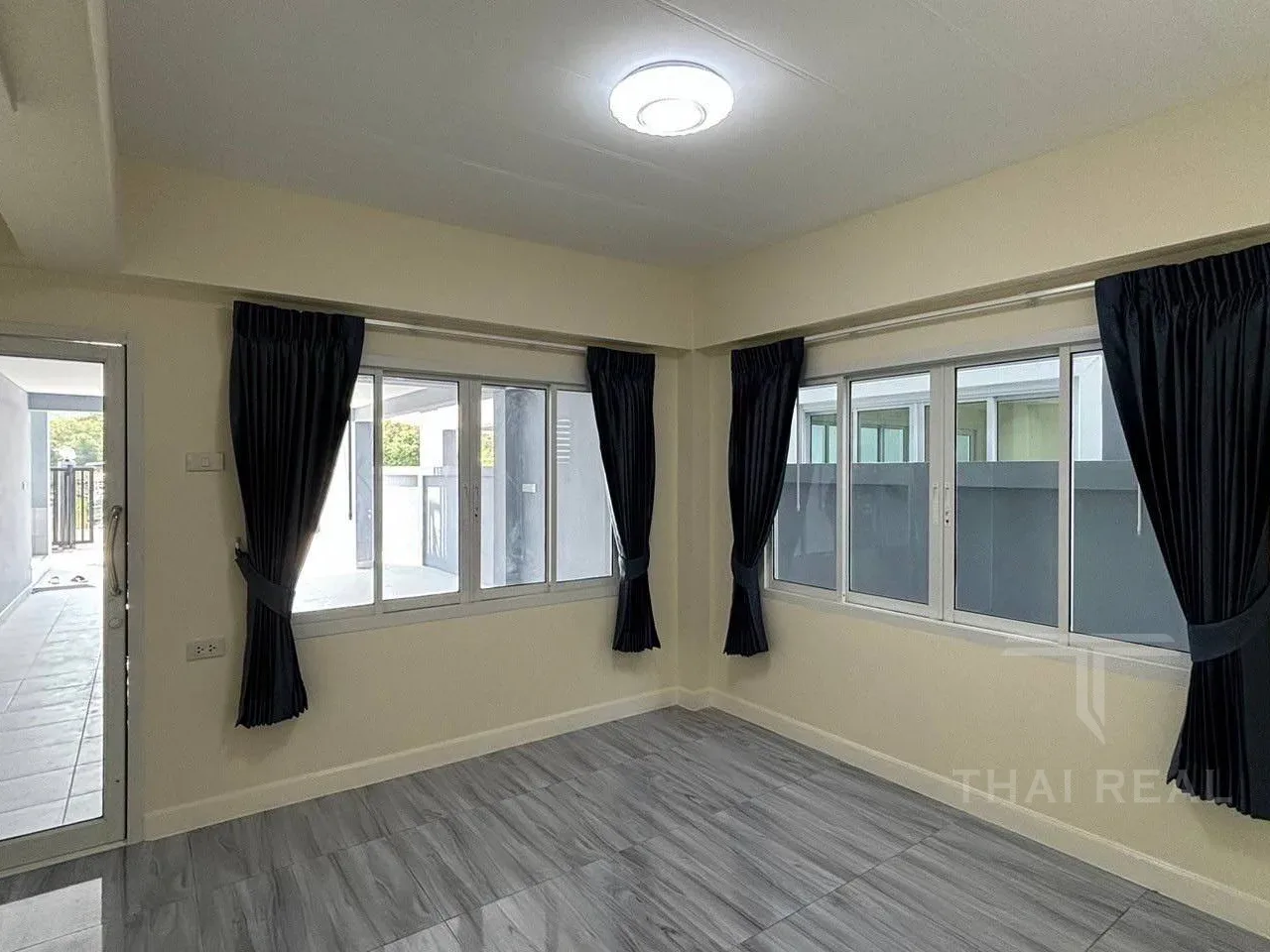 Modern Two-Storey House – photo 11