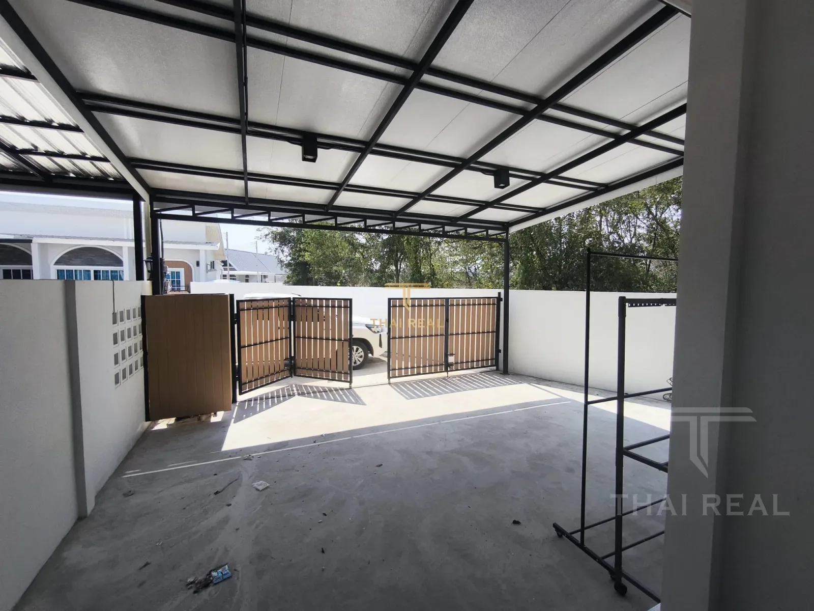 Family House with Large Yard – photo 8