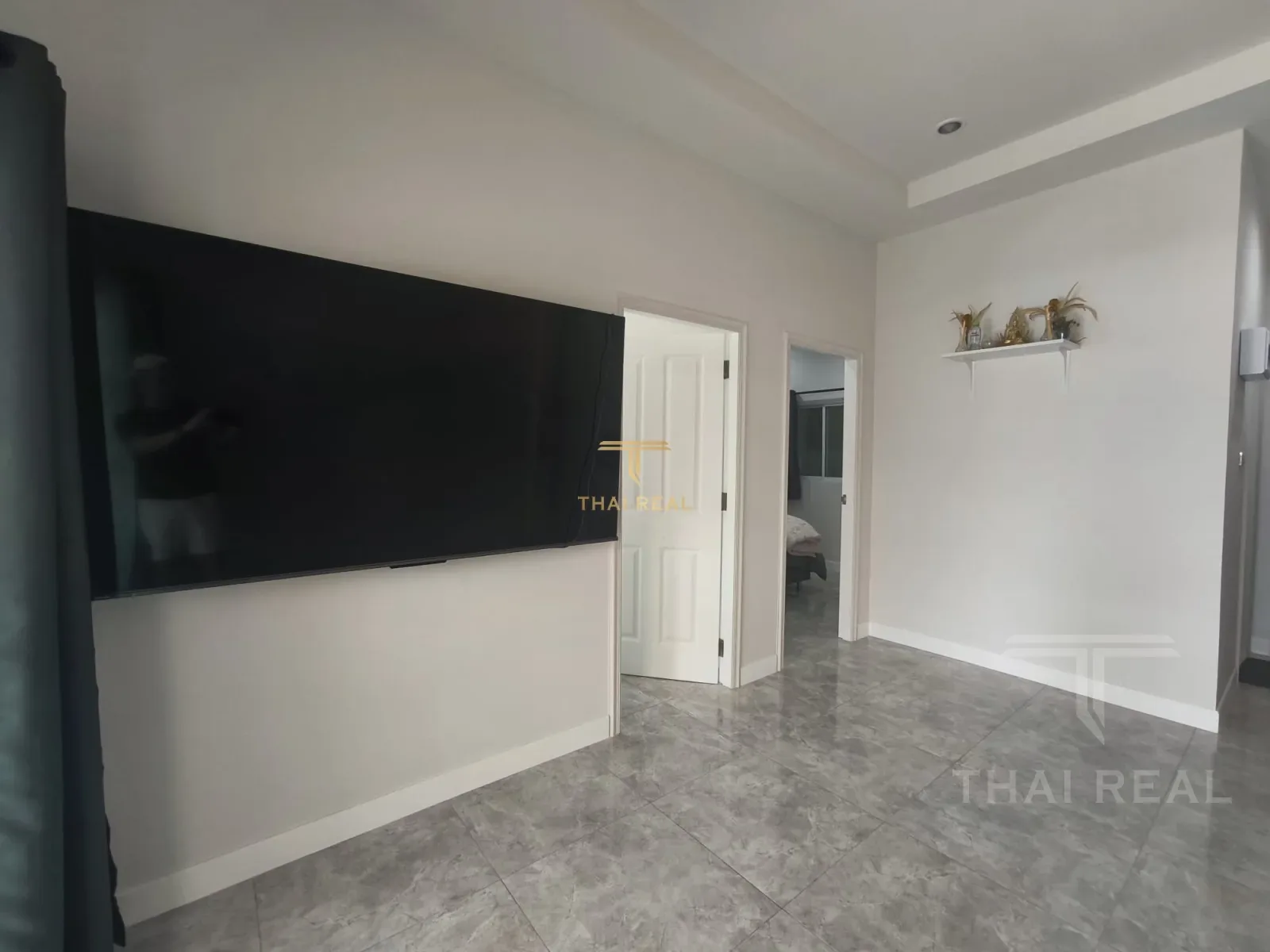 Family House with Large Yard – photo 4