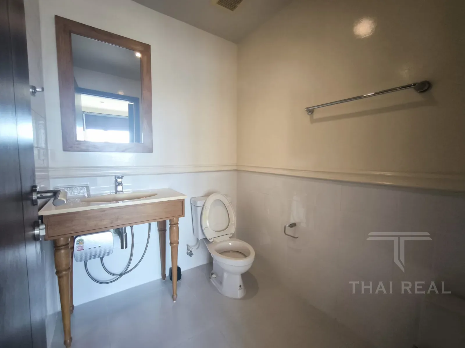 Autumn 2-Bed Condo with Terrace – photo 12