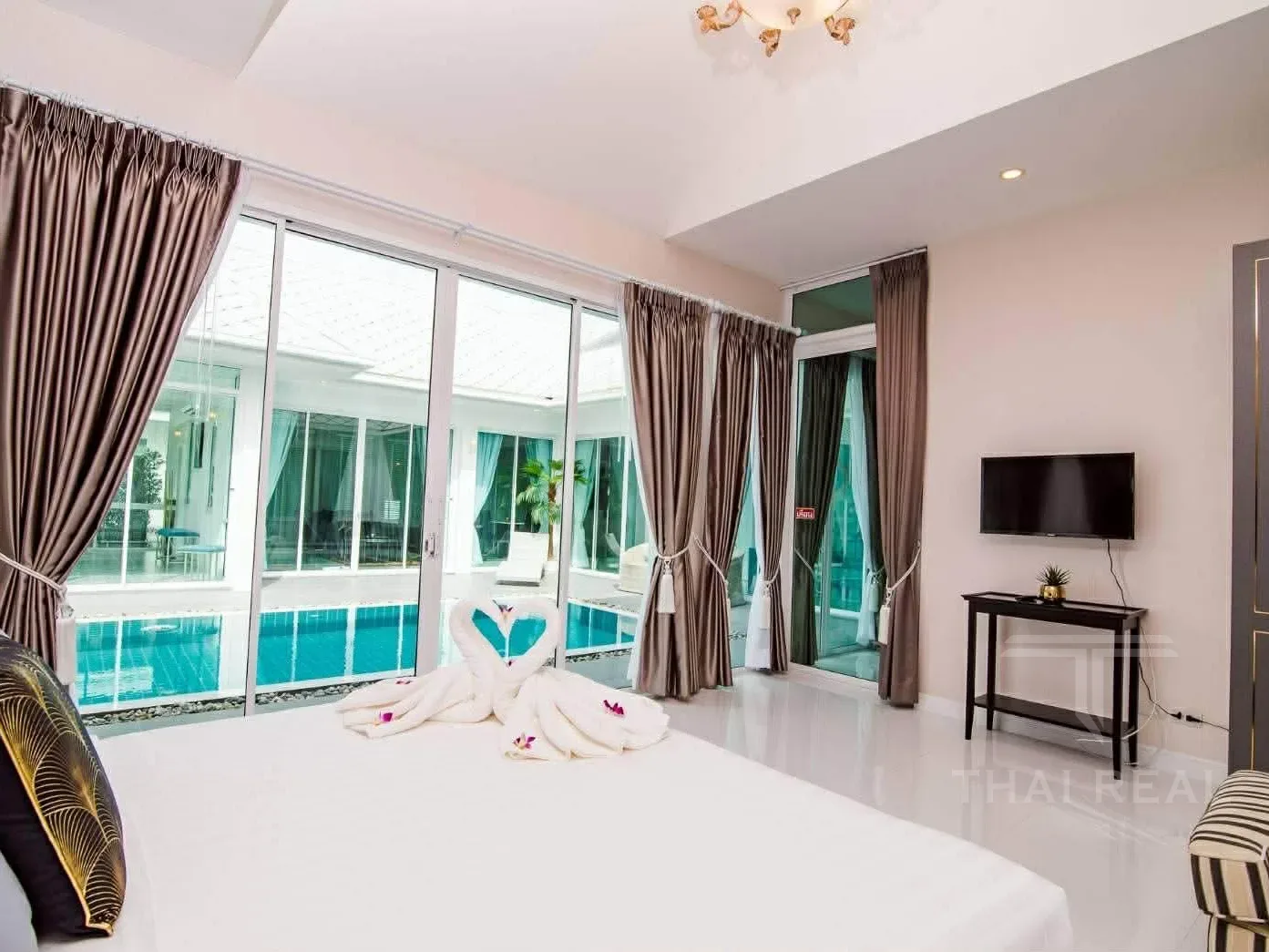 Modern Central-Pool Villa – photo 24