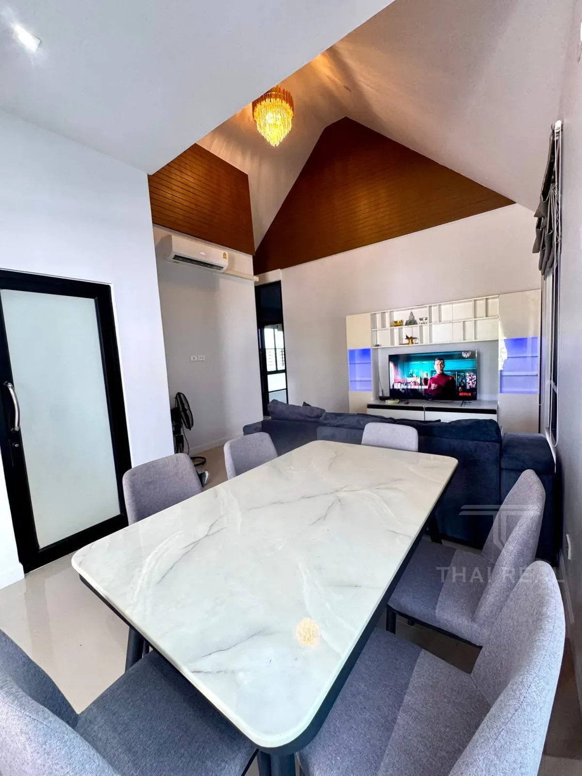 Corner Pool Villa near Black Mountain – photo 16