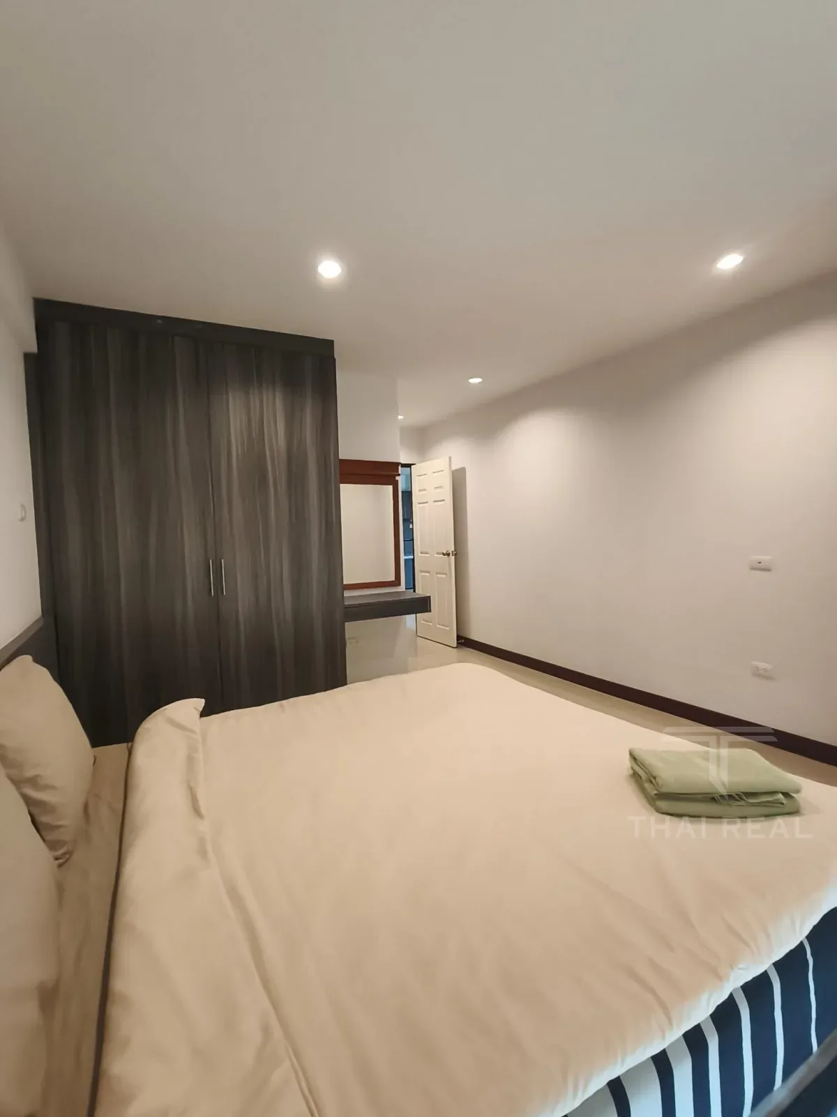 Spacious 2-Bed Condo – photo 9
