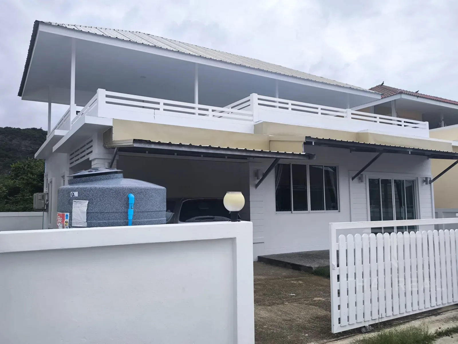 Renovated 2-Bed House with Rooftop
