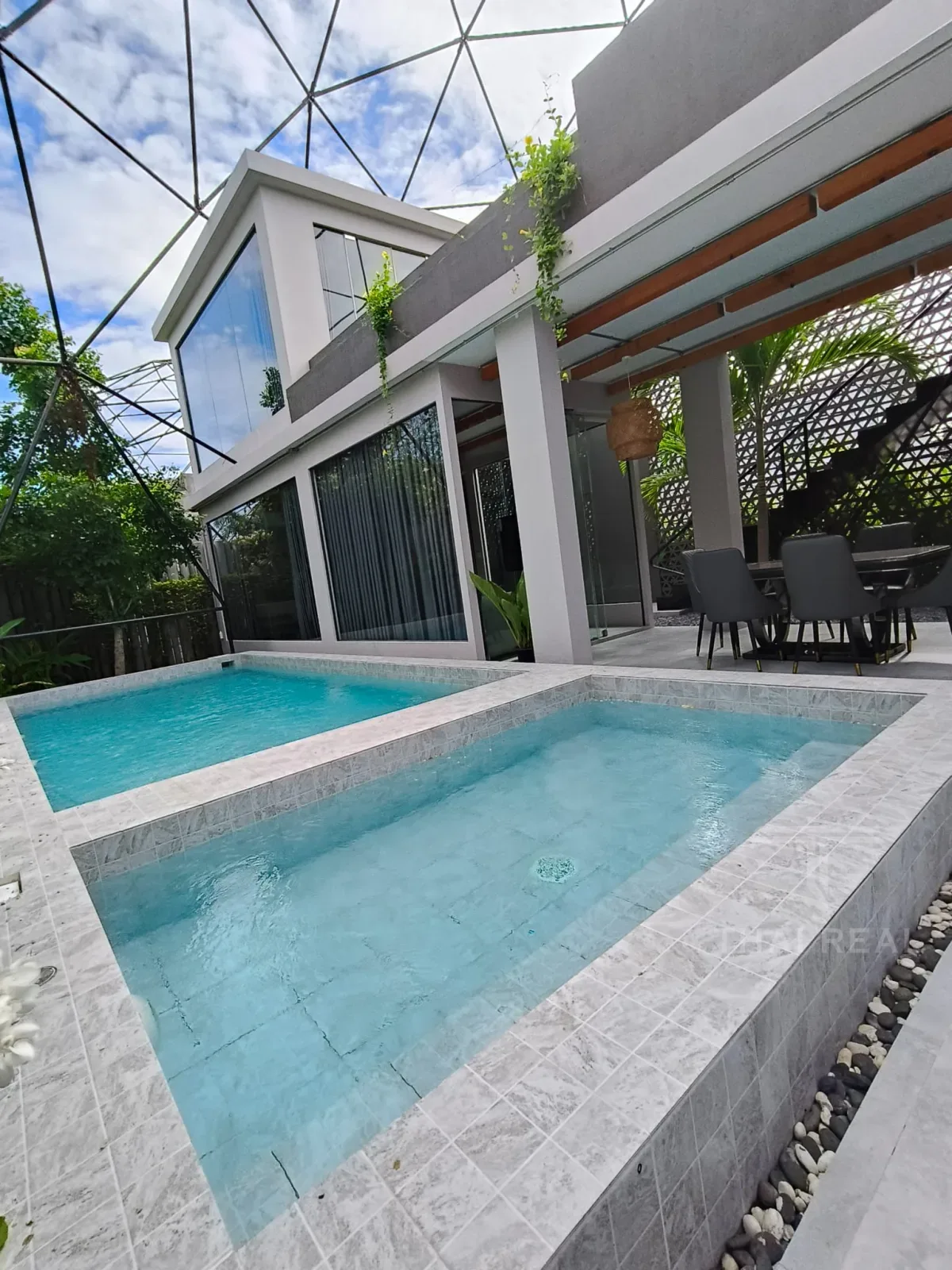 Luxury 4-Bed House with Large Pool – photo 3