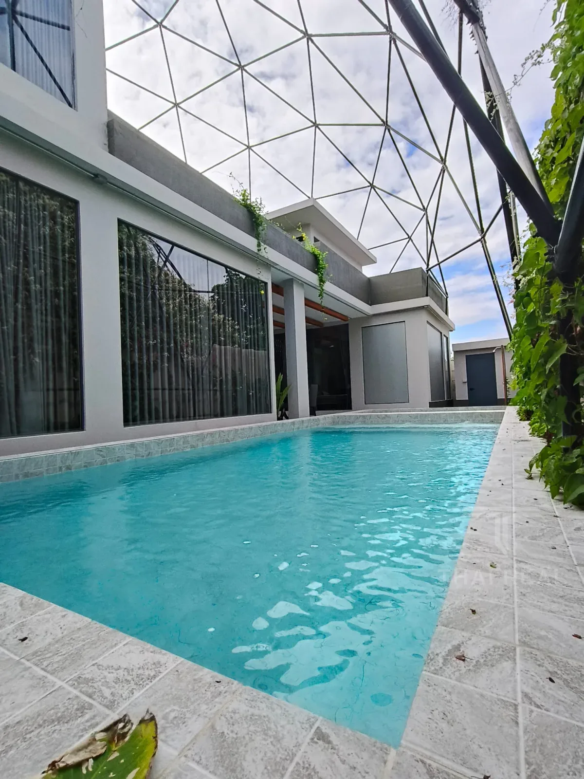 Luxury 4-Bed House with Large Pool