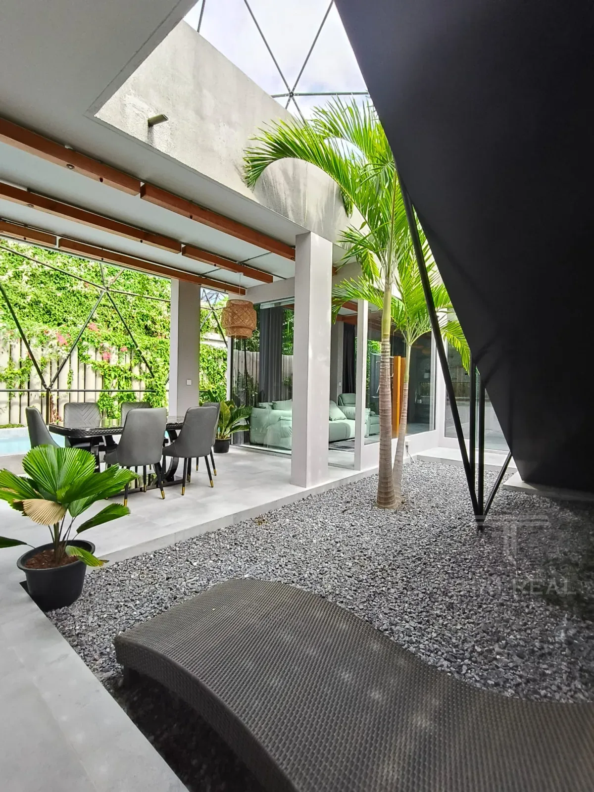 Luxury 4-Bed House with Large Pool – photo 4