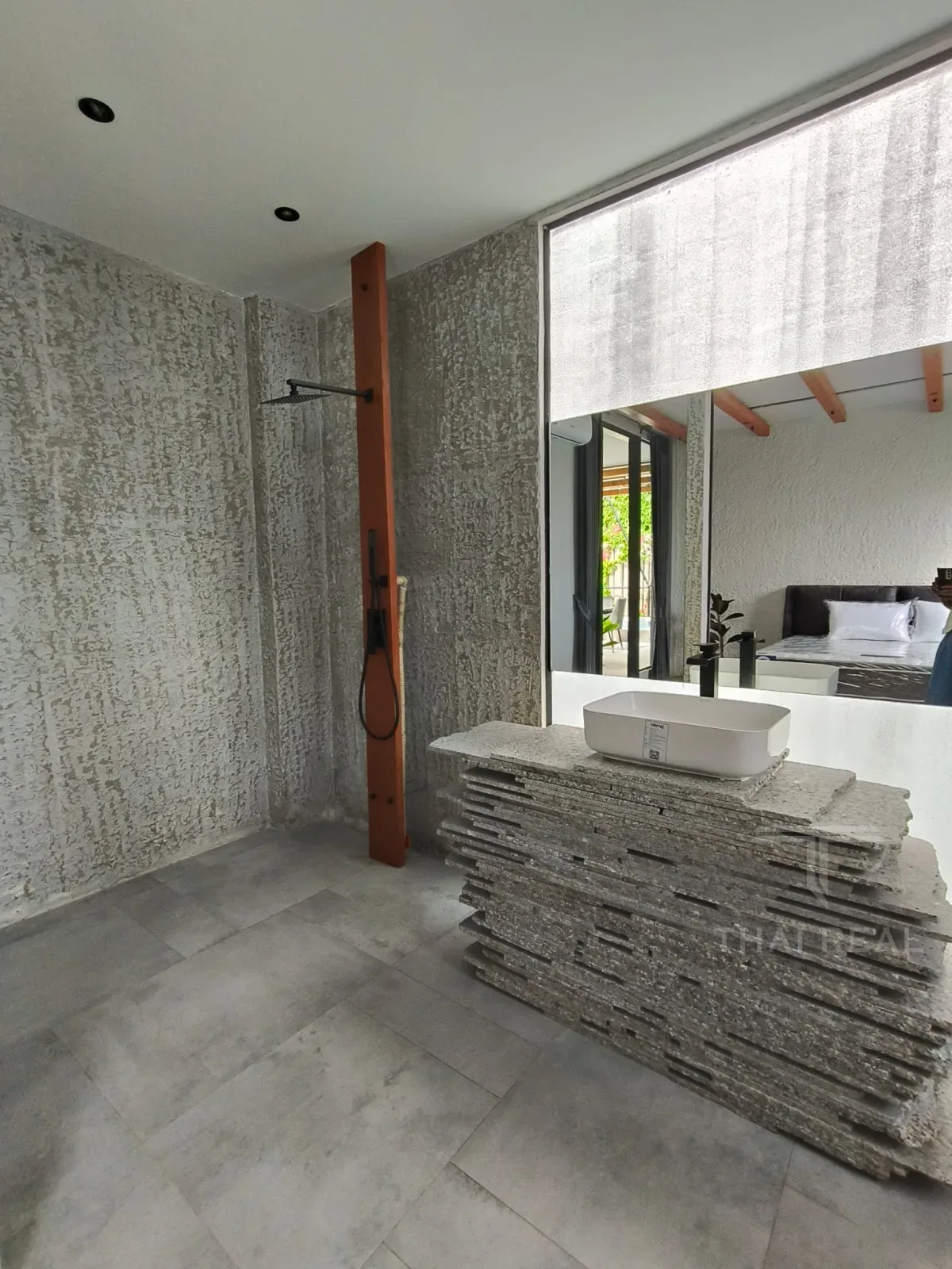 Luxury 4-Bed House with Large Pool – photo 5
