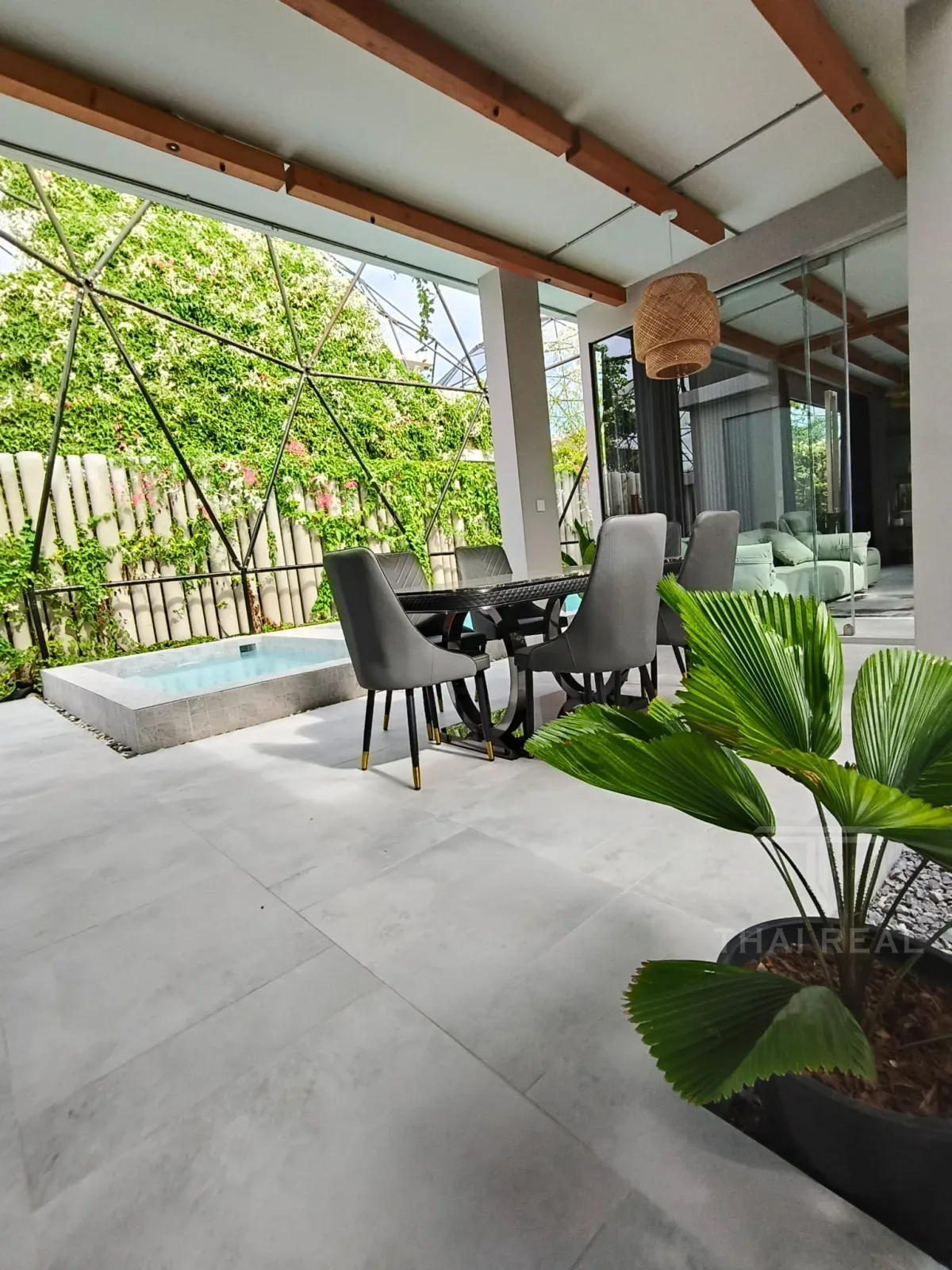 Luxury 4-Bed House with Large Pool – photo 6