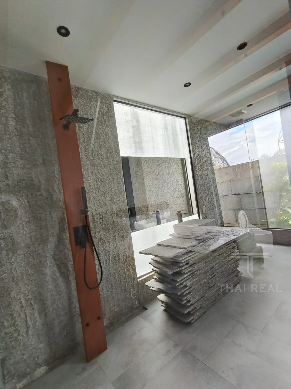 Luxury 4-Bed House with Large Pool – photo 27