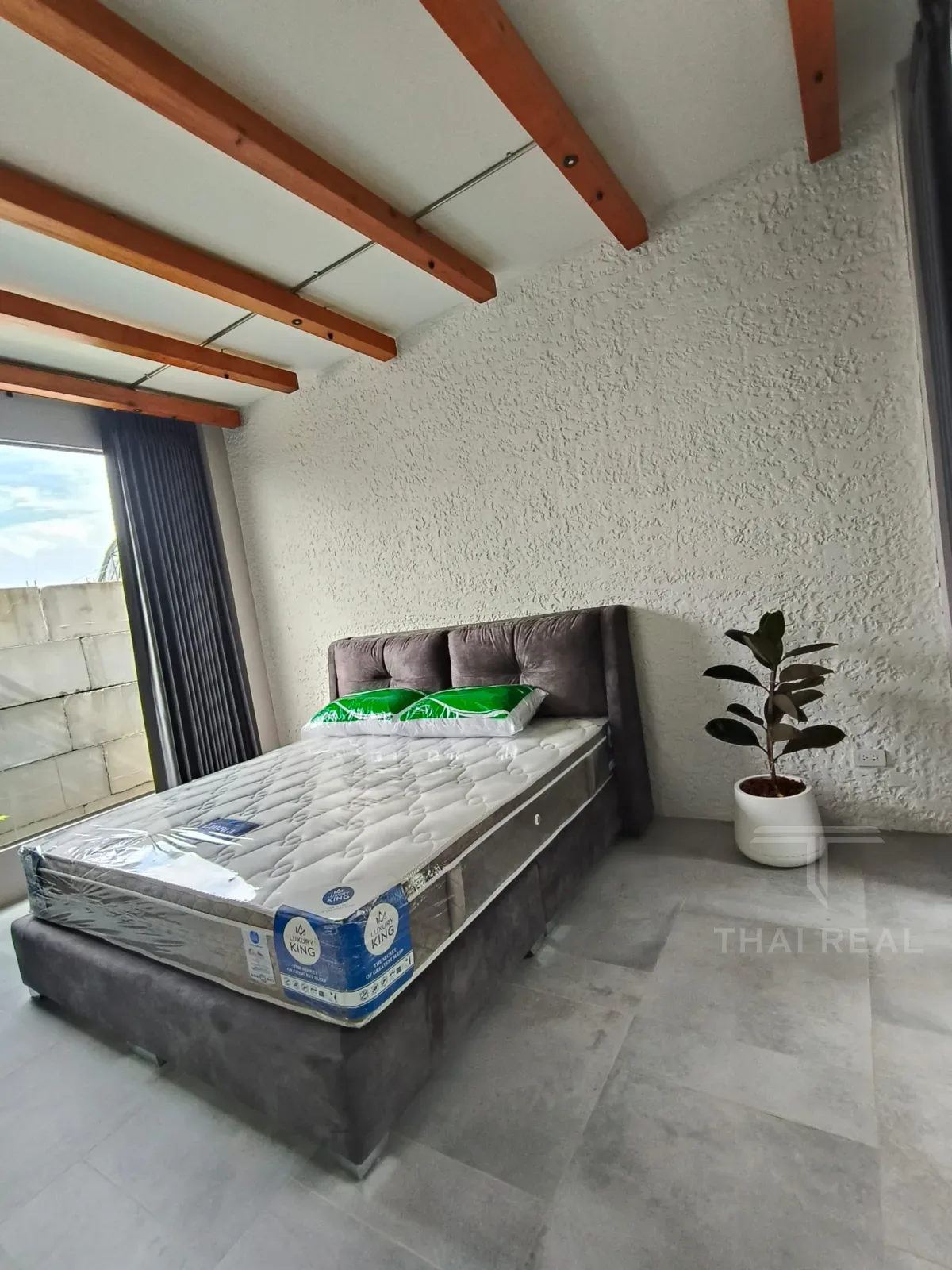 Luxury 4-Bed House with Large Pool – photo 23