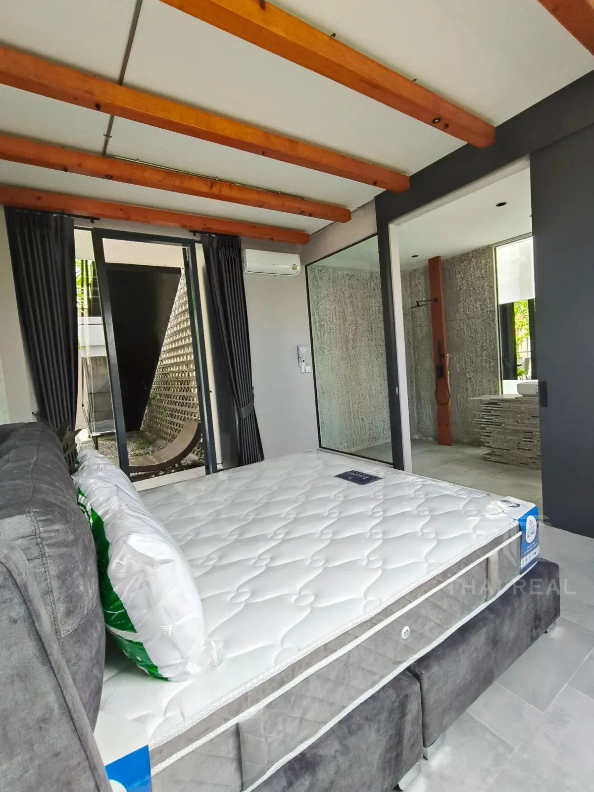 Luxury 4-Bed House with Large Pool – photo 22