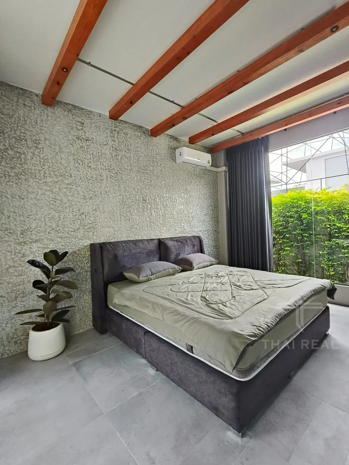 Luxury 4-Bed House with Large Pool – photo 20