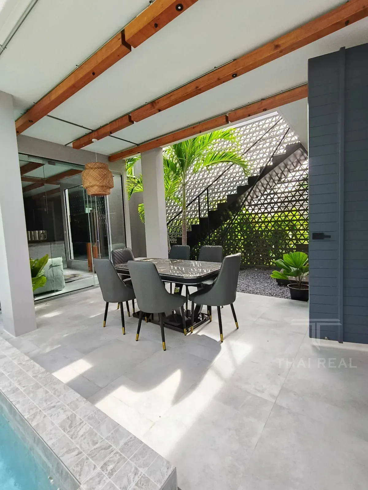 Luxury 4-Bed House with Large Pool – photo 18
