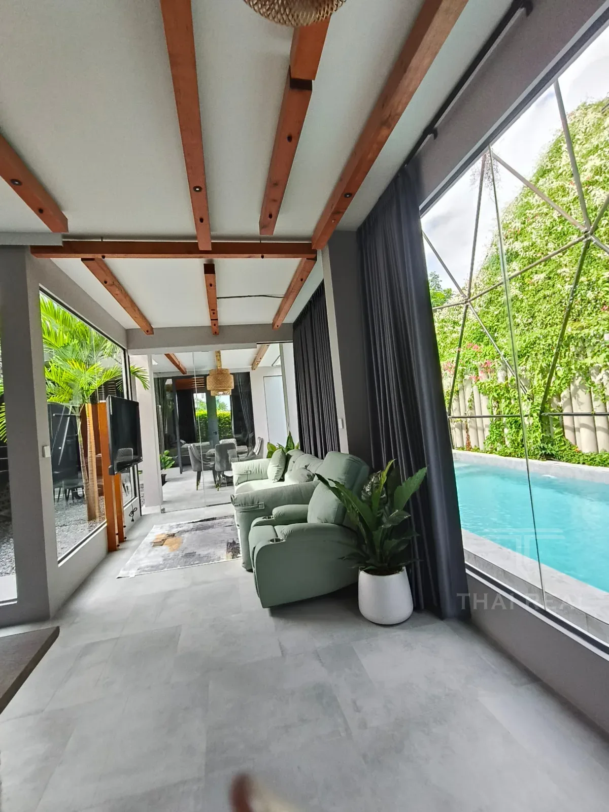 Luxury 4-Bed House with Large Pool – photo 19