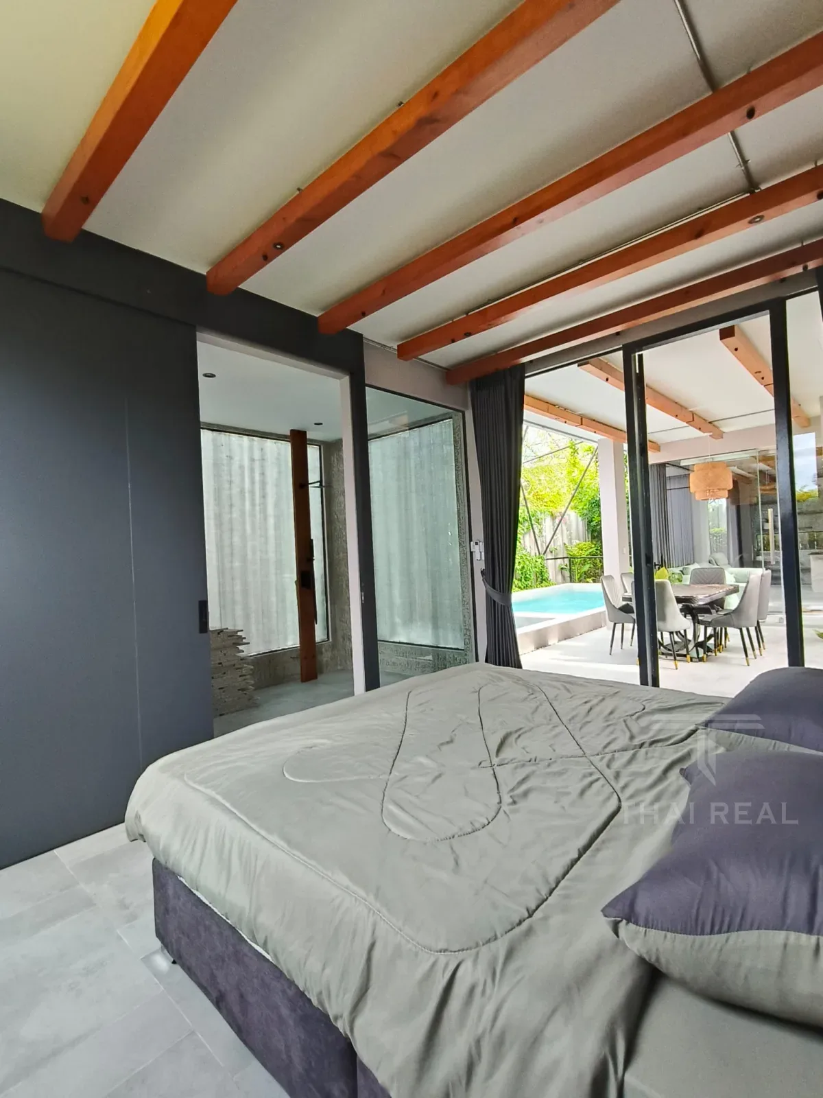 Luxury 4-Bed House with Large Pool – photo 24