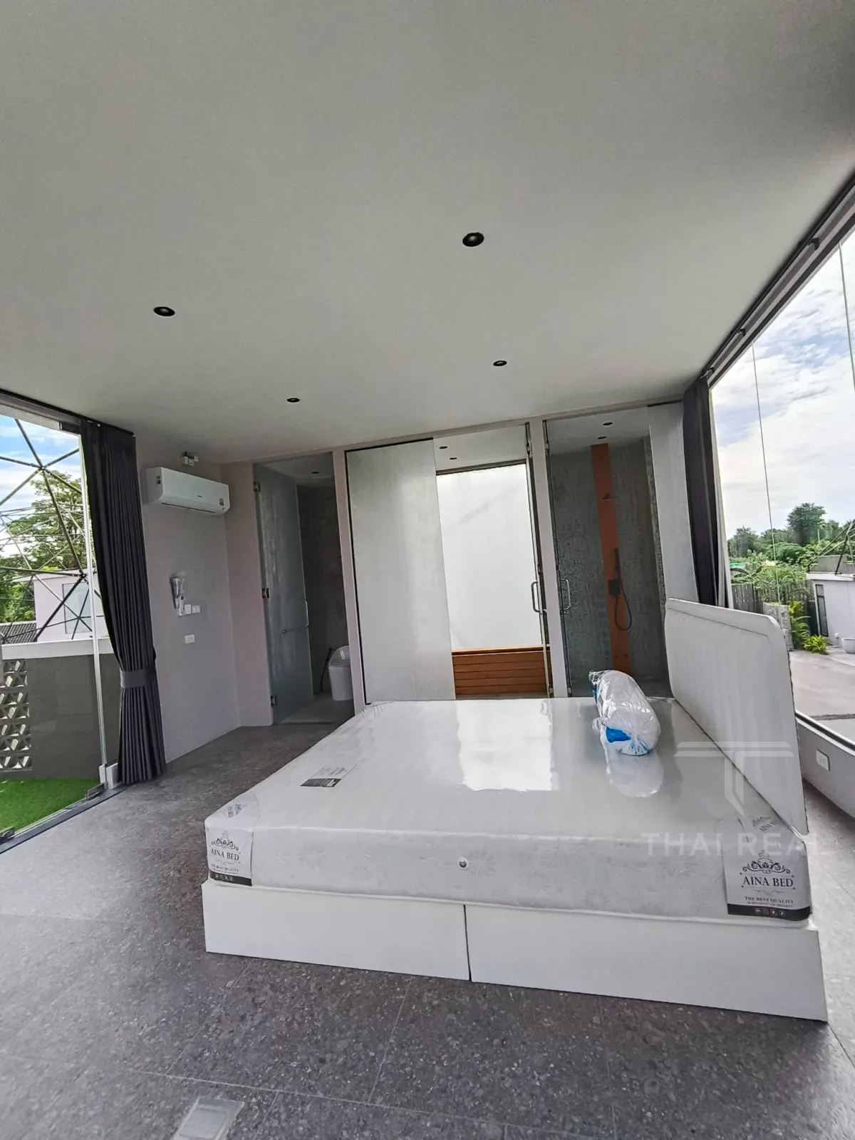 Luxury 4-Bed House with Large Pool – photo 25
