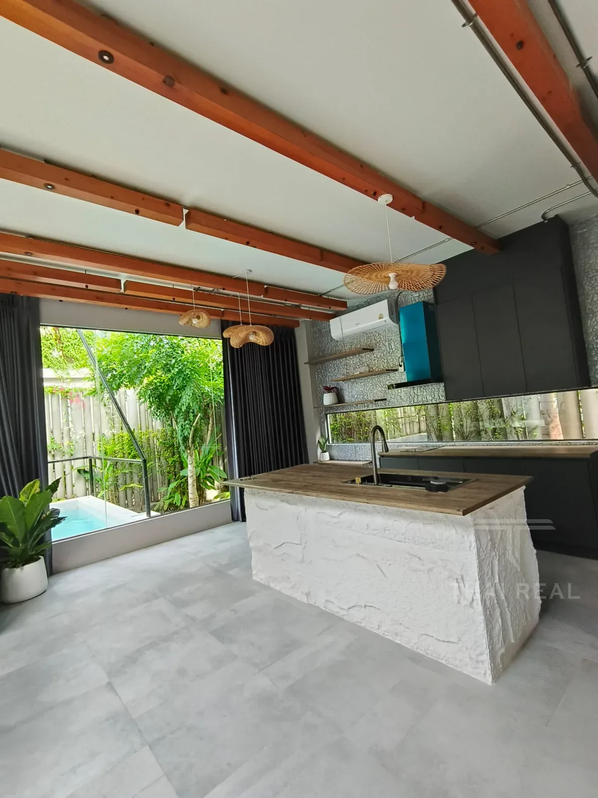 Luxury 4-Bed House with Large Pool – photo 15