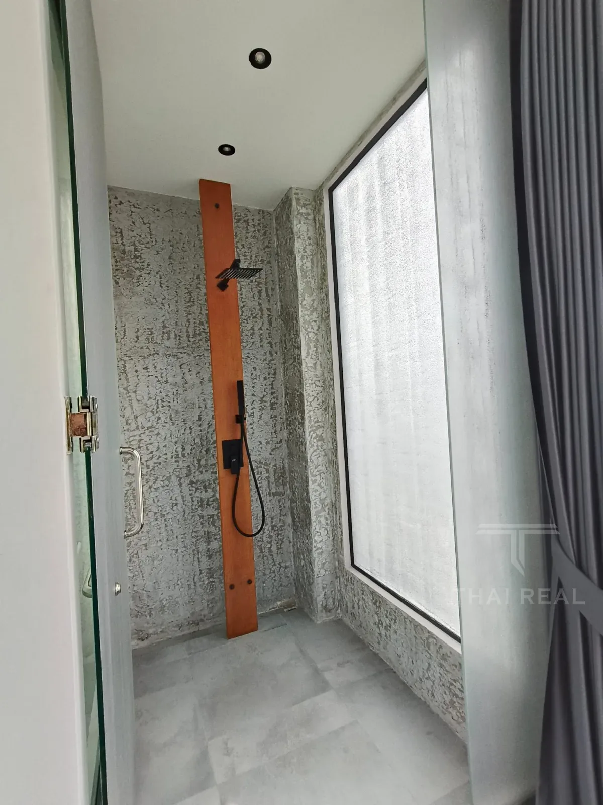Luxury 4-Bed House with Large Pool – photo 35