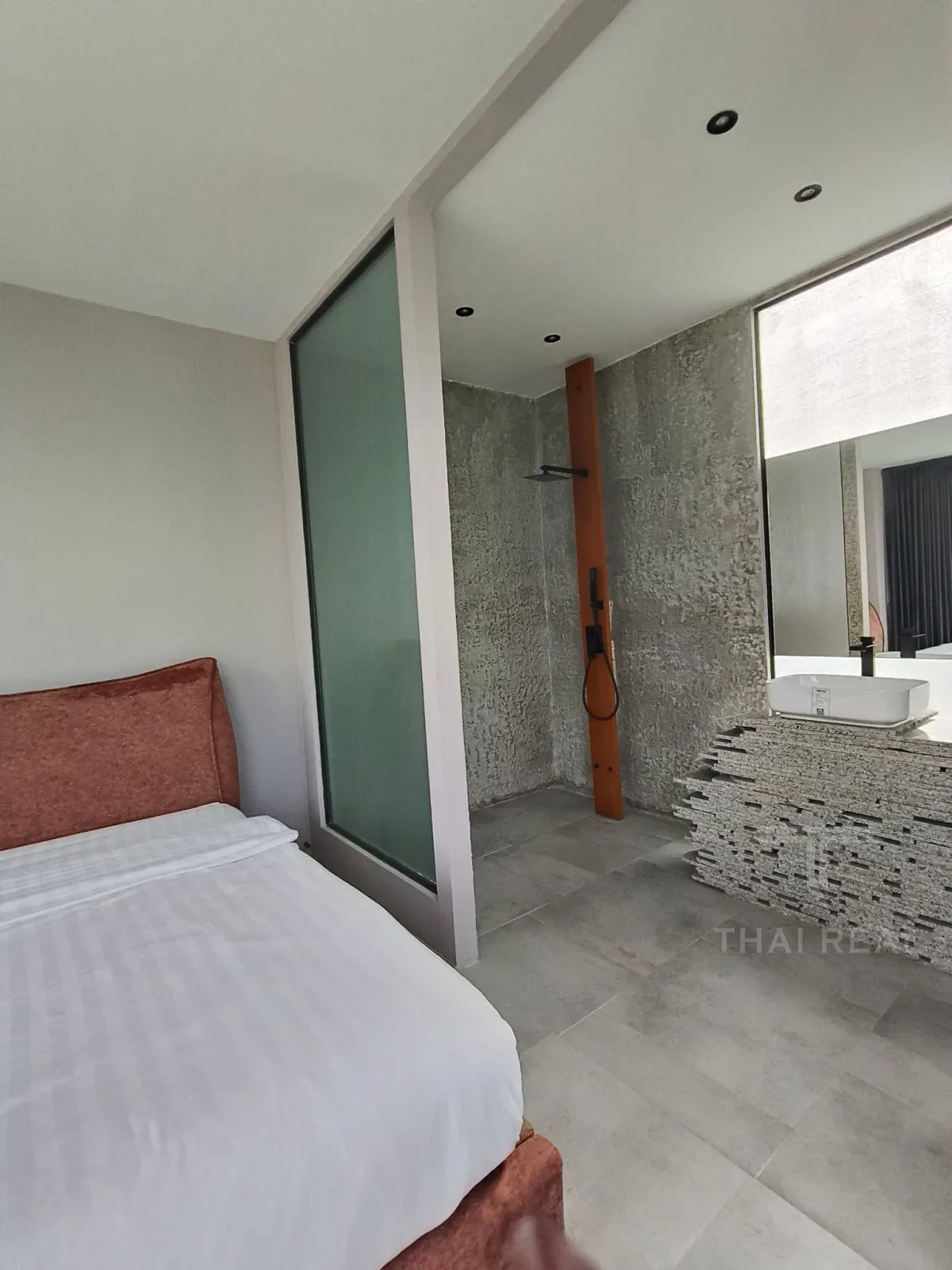 Luxury 4-Bed House with Large Pool – photo 36