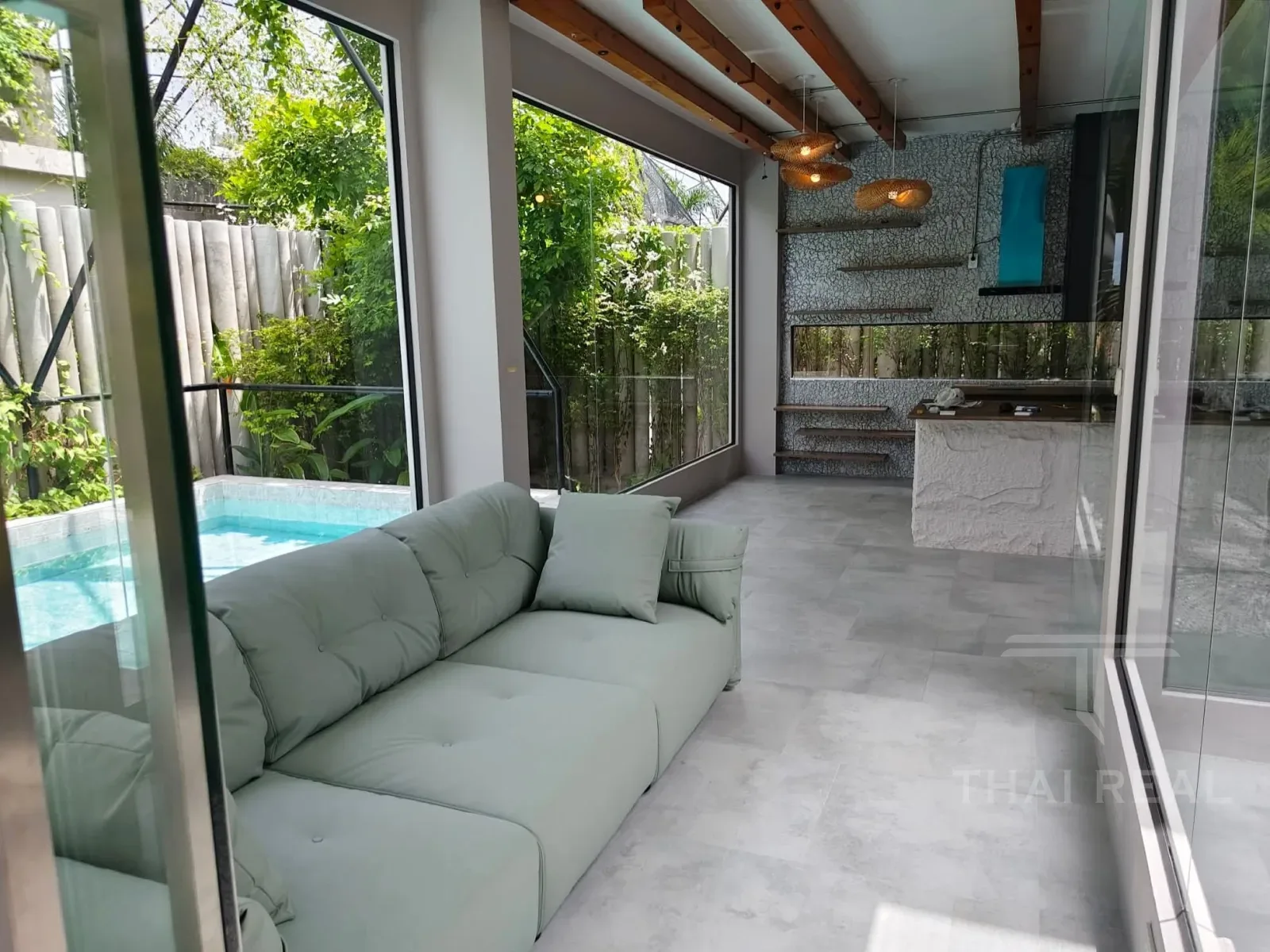 Luxury 4-Bed House with Large Pool – photo 8