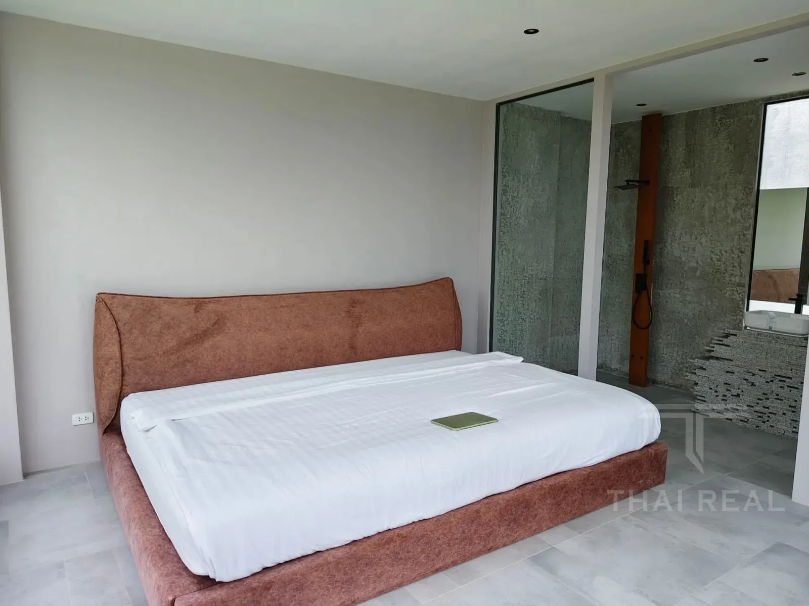 Luxury 4-Bed House with Large Pool – photo 37
