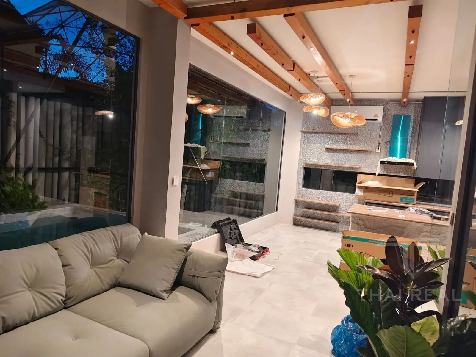 Luxury 4-Bed House with Large Pool – photo 12