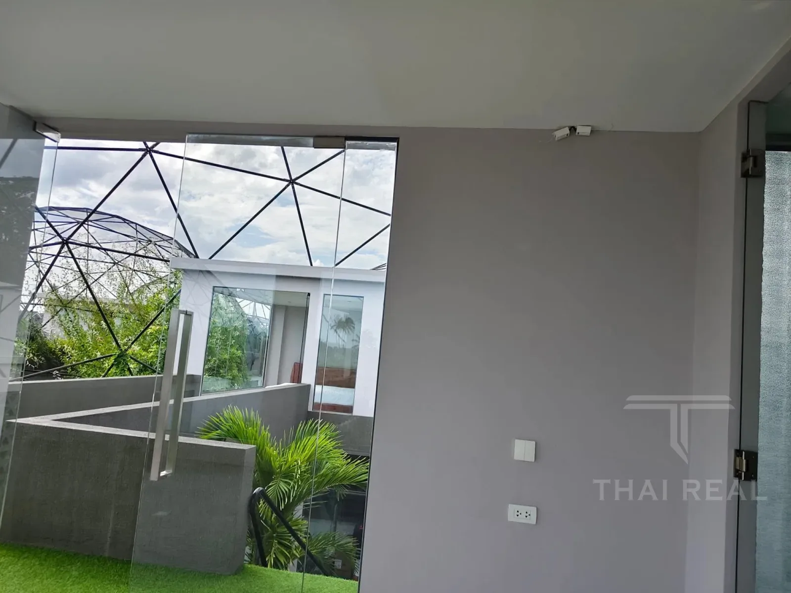 Luxury 4-Bed House with Large Pool – photo 40