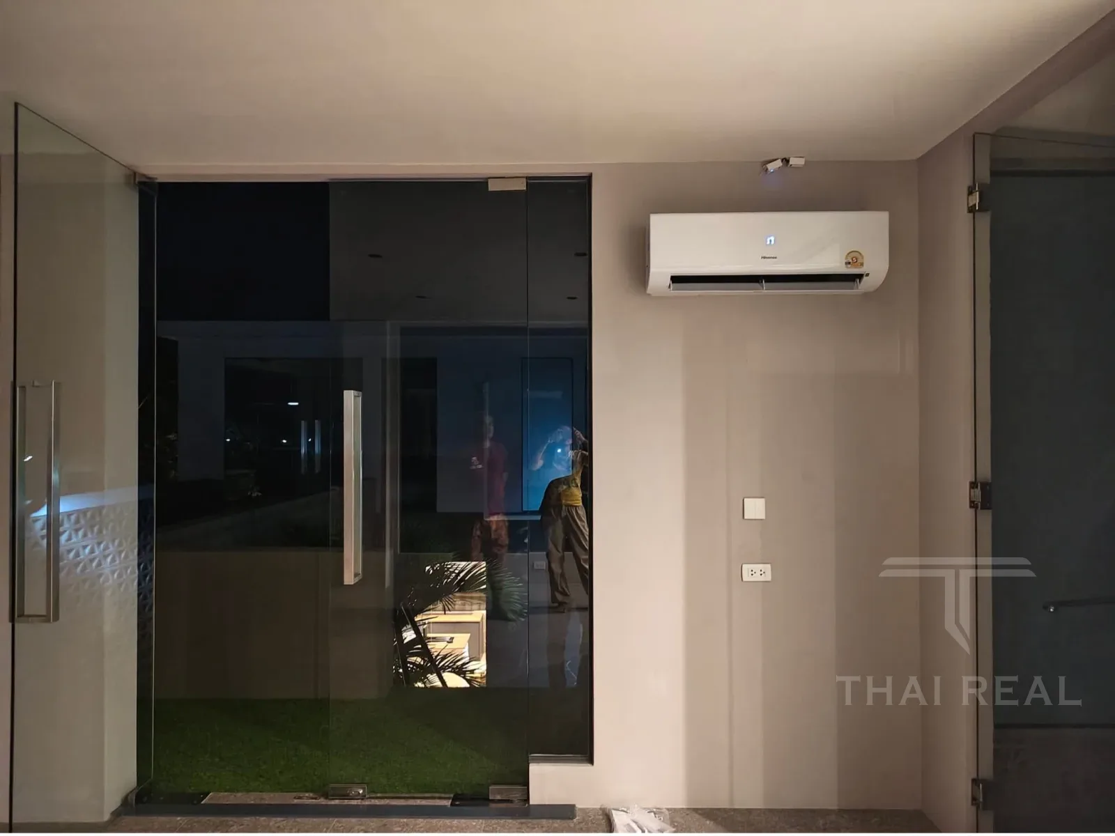 Luxury 4-Bed House with Large Pool – photo 31