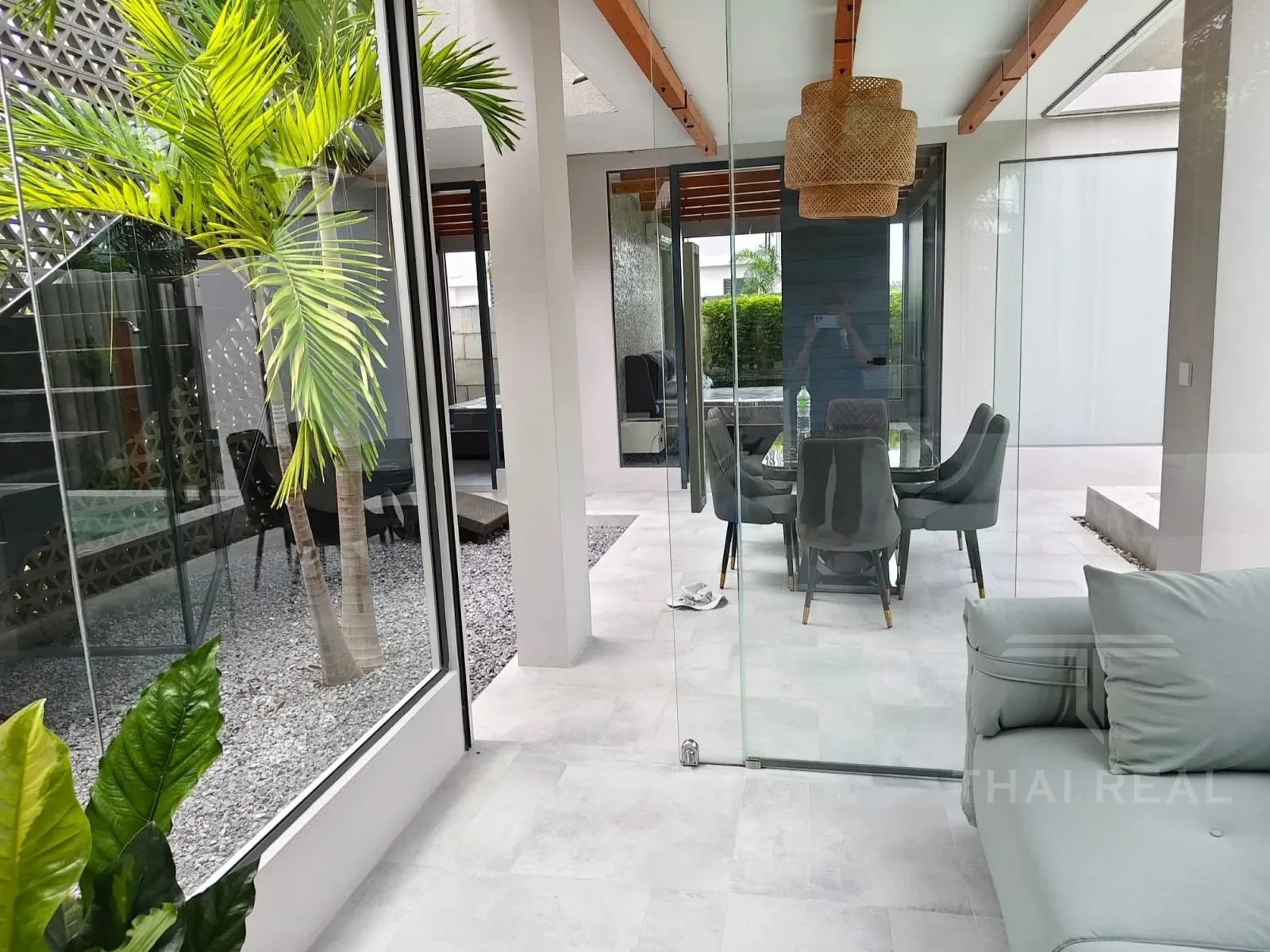 Luxury 4-Bed House with Large Pool – photo 16