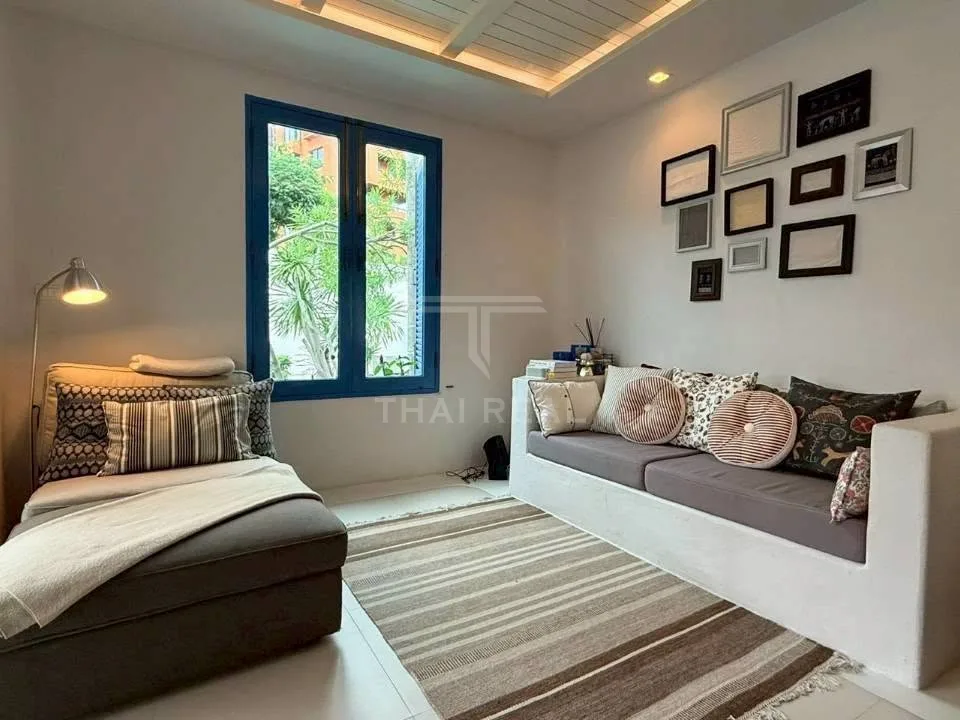 Chelona — Pool Access Beachfront Condo