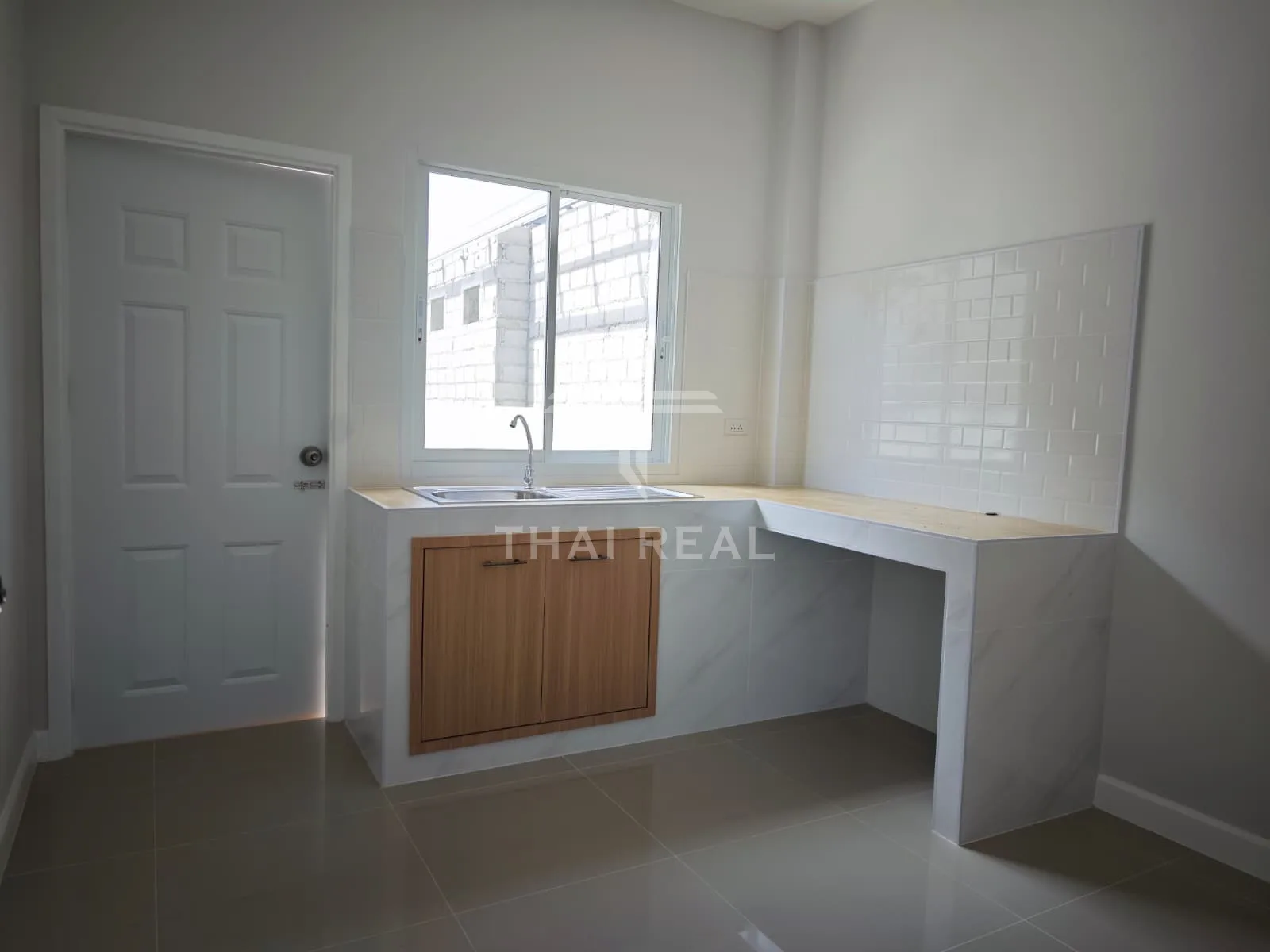 Modern 2-Bedroom House with Fenced Yard – photo 2