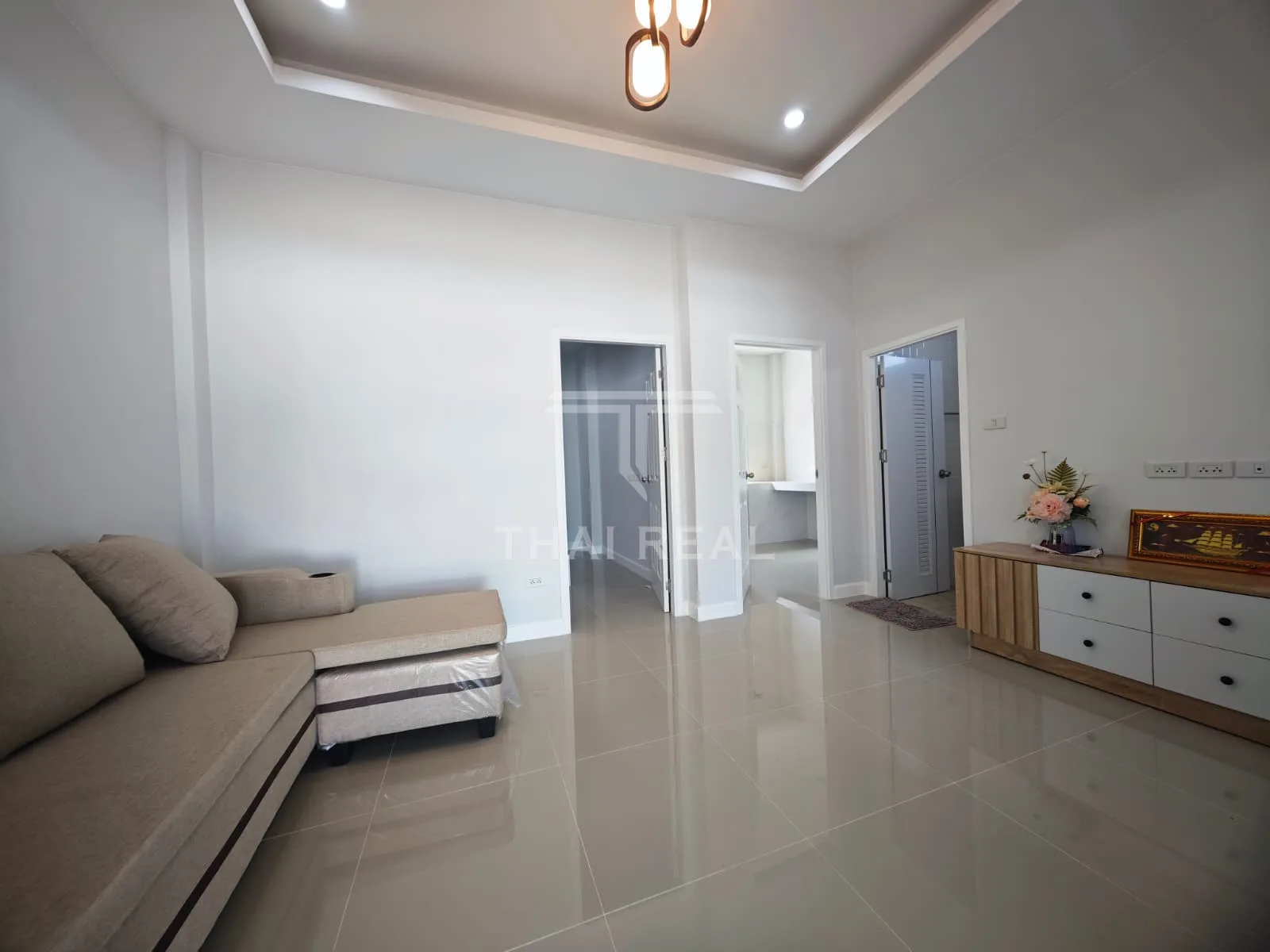 Modern 2-Bedroom House with Fenced Yard – photo 3