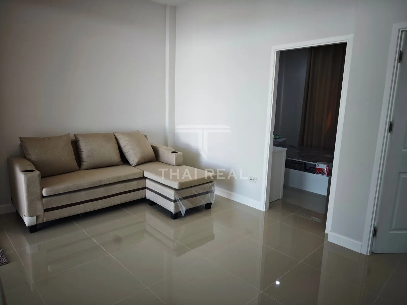 Modern 2-Bedroom House with Fenced Yard – photo 4