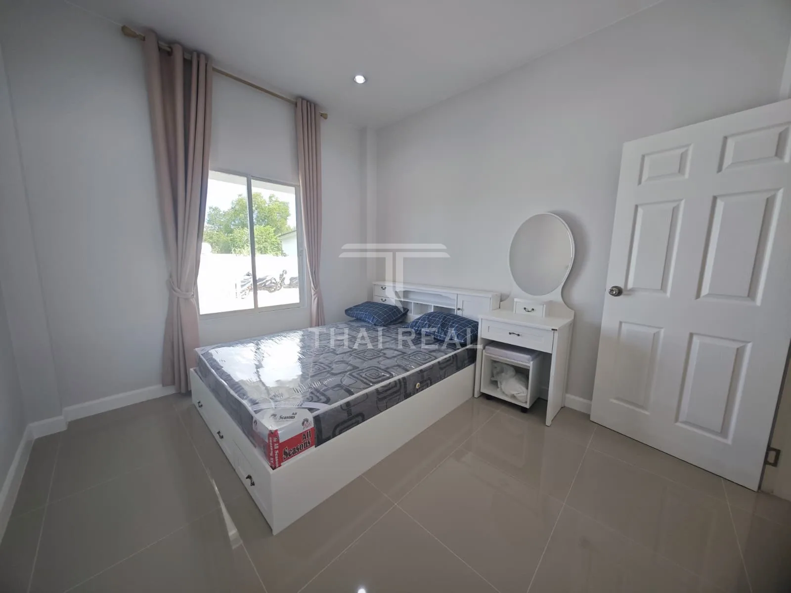 Modern 2-Bedroom House with Fenced Yard – photo 6