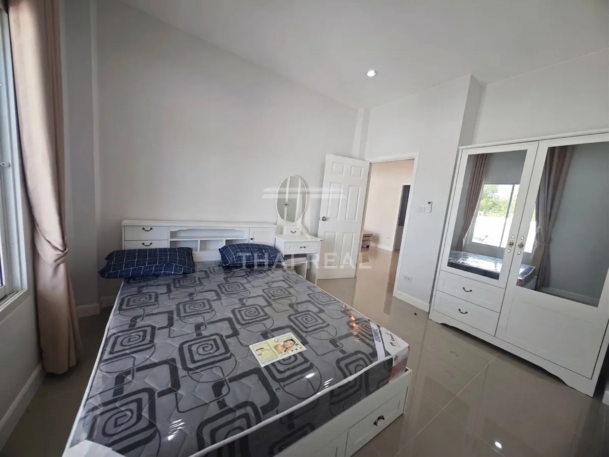 Modern 2-Bedroom House with Fenced Yard – photo 5