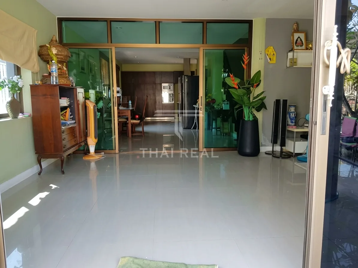 4-Bedroom 2-Storey House with Pool and Garden – photo 6