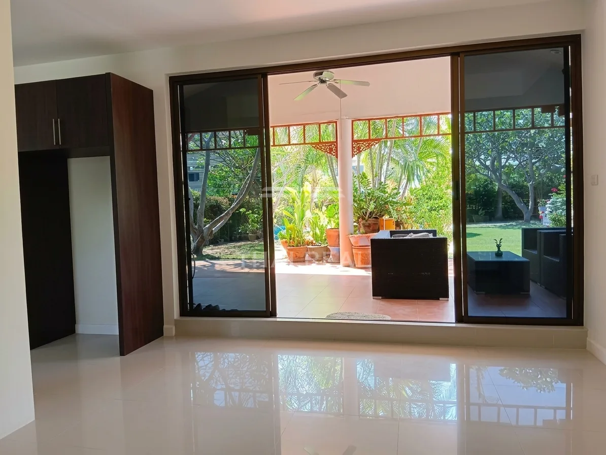 4-Bedroom 2-Storey House with Pool and Garden – photo 8