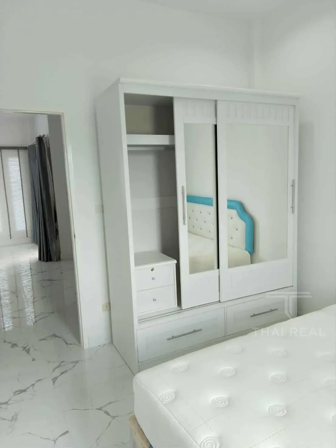 Modern Family House – photo 10