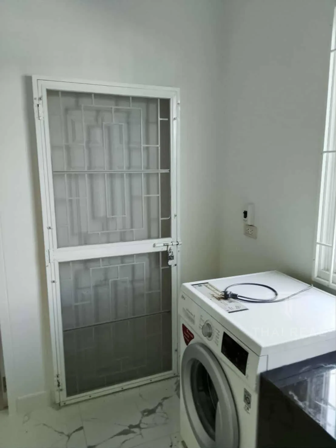 Modern Family House – photo 14